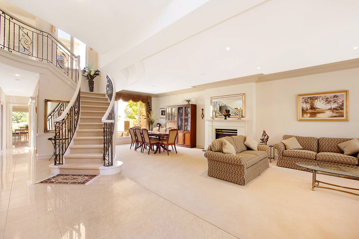 Elite Showpiece - Luxurious Elegance on approximately 600sqm - INSPECTION STRICTLY BY PRIOR REGISTRATION Picture 2