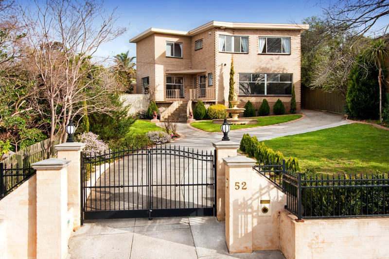 AWESOME Views & SECURE Family Living on 735sqm approx Picture 1