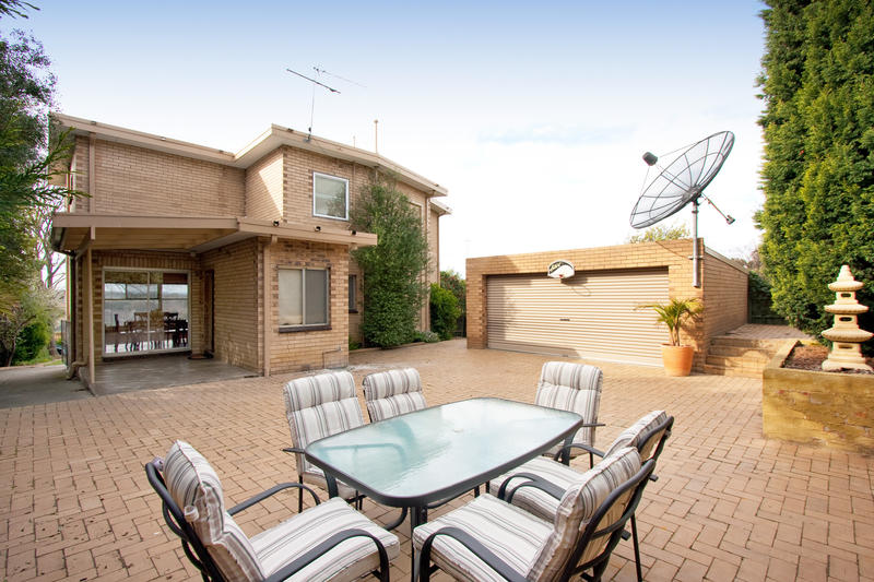 AWESOME Views & SECURE Family Living on 735sqm approx Picture 3