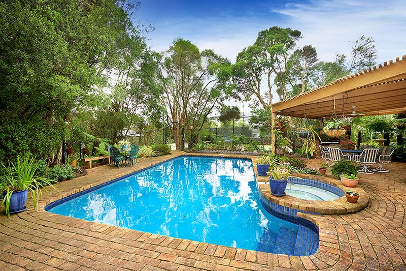 Half-Acre Haven for Entertainers Picture 3