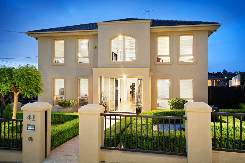 SUPREME Entertainer ... Statuesque & Sophisticated Picture 1