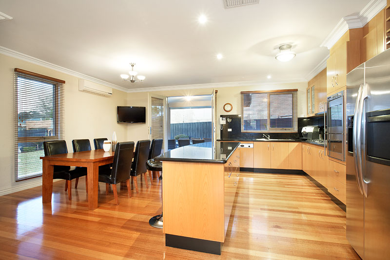 SUPREME Entertainer ... Statuesque & Sophisticated Picture 3