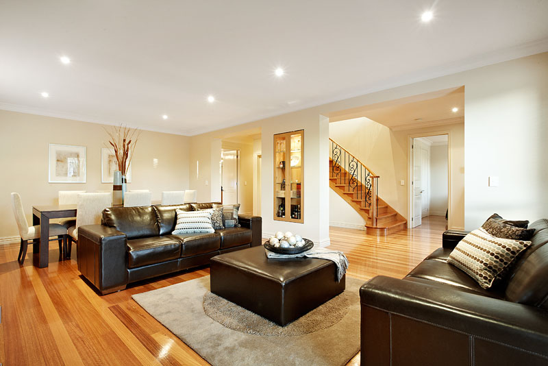 SUPREME Entertainer ... Statuesque & Sophisticated Picture 2