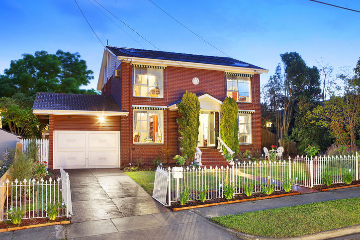 Poolside -Entertainer Near Ruffey Lake Picture 2