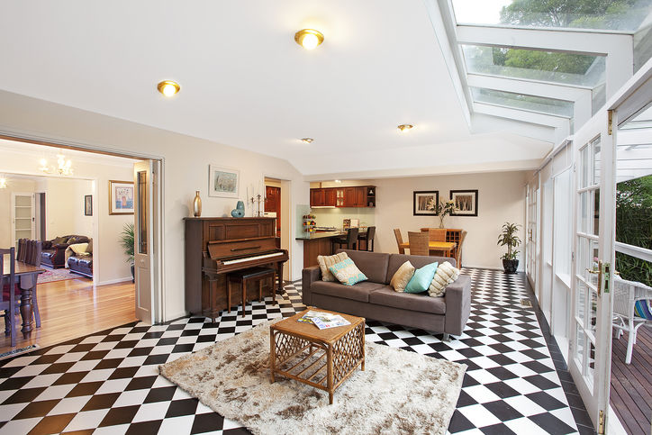 Poolside -Entertainer Near Ruffey Lake Picture 3