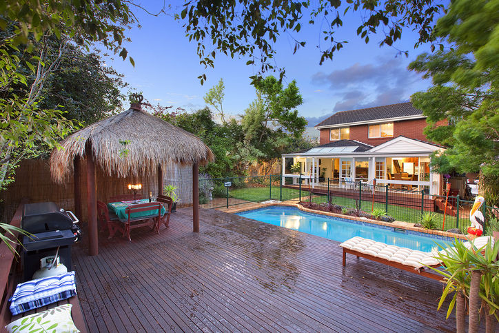 Poolside -Entertainer Near Ruffey Lake Picture 1