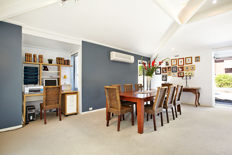 Relaxed Entertainer Opposite School Picture 2