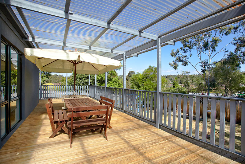 Relaxed Entertainer Opposite School Picture 3