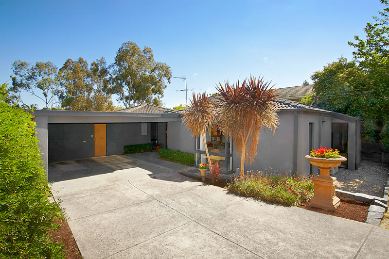 Relaxed Entertainer Opposite School Picture 1