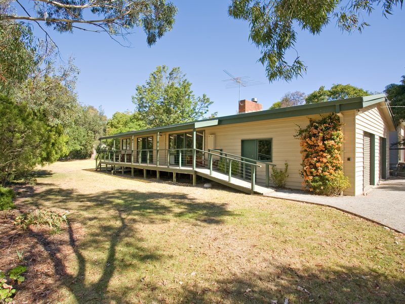 Hop, Skip or Jump to Everything.
Fabulous Central Beachside Location & a Perfectly Maintained Home Picture 1