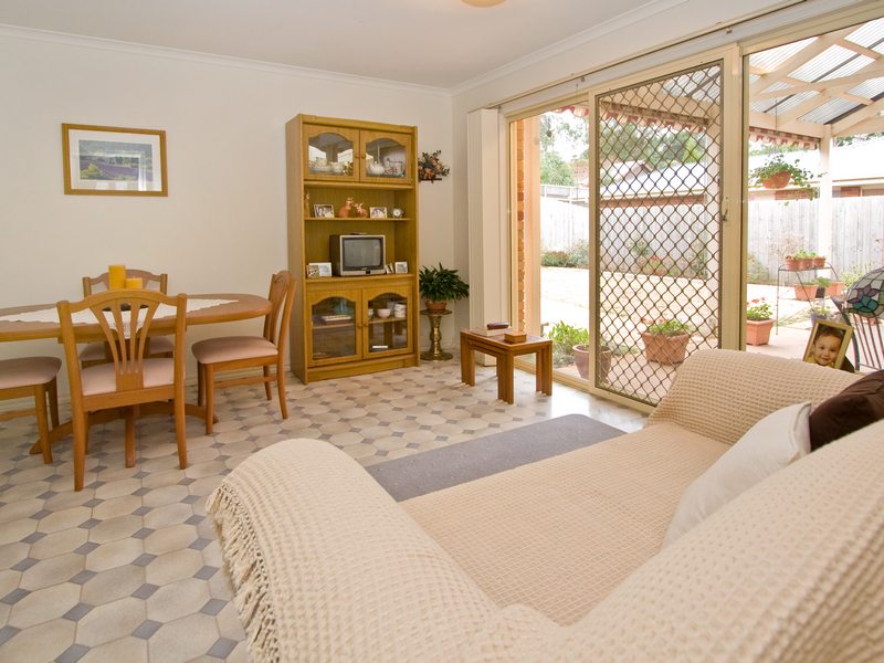 Vendor Moves North, Ready for Immediate Sale. Picture 2