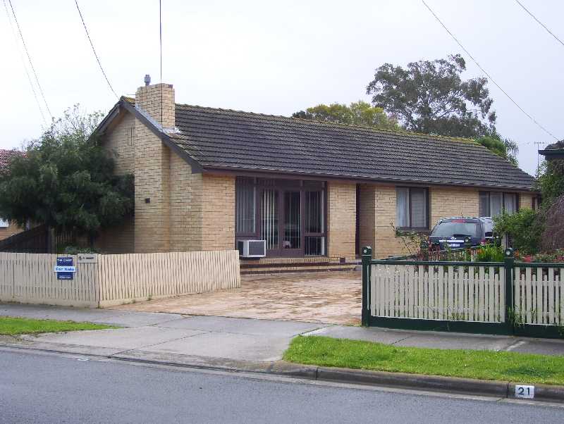 A Tropical Rear Garden Setting & Classic 3 Bedroom Cream Brick Veneer, Bungalow / Games Room in Handy Location Picture 2