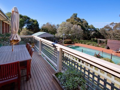 Everyone Loves the Bush-land and Bay-view Setting and the Fabulous Big Family home has Instant Appeal. Land 3427 m2 Picture