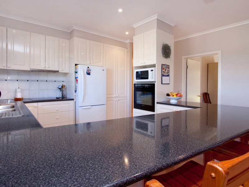 Everyone Loves the Bush-land and Bay-view Setting and the Fabulous Big Family home has Instant Appeal. Land 3427 m2 Picture 3