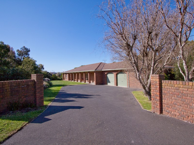 Everyone Loves the Bush-land and Bay-view Setting and the Fabulous Big Family home has Instant Appeal. Land 3427 m2 Picture 2