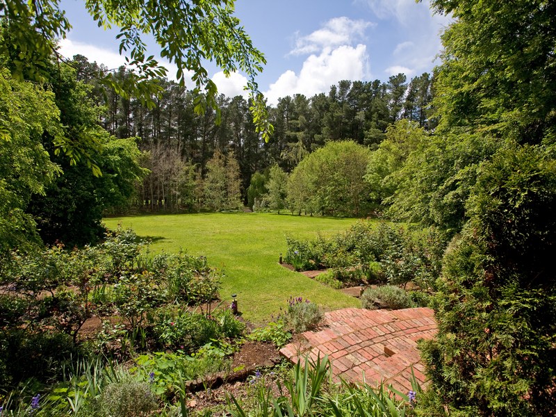 The Ultimate Mediterranean Inspirations - Your Ideal Country Estate Set on a Majestic 2.5 Acres Picture 2