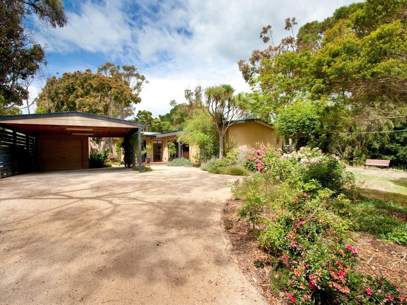 Are You Ready for an Easy to Manage Renovated Home in a Quiet, Leafy Locale? 3 Living Zones with Decks Galore. Picture 1