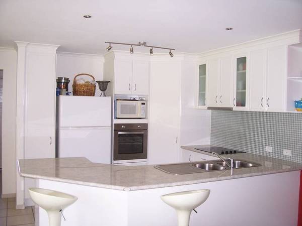 BIG, WHITE, LIGHT AND BRIGHT Picture