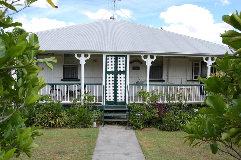 SPACIOUS FAMILY HOME Picture 2