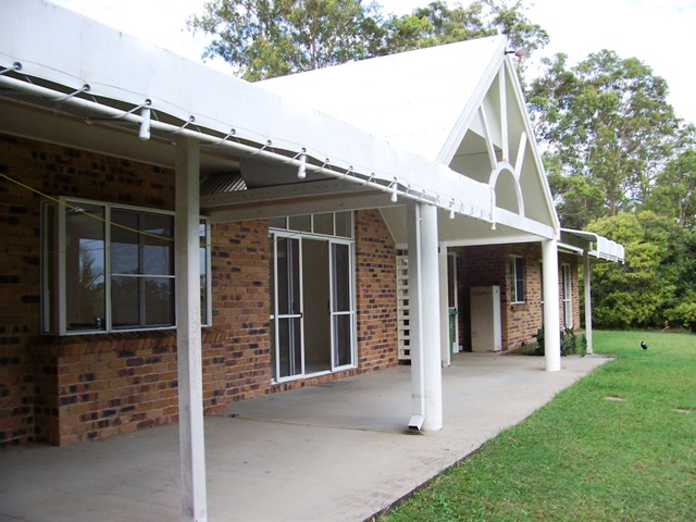 LARGE FAMILY HOME ON 1/2 ACRE Picture 1