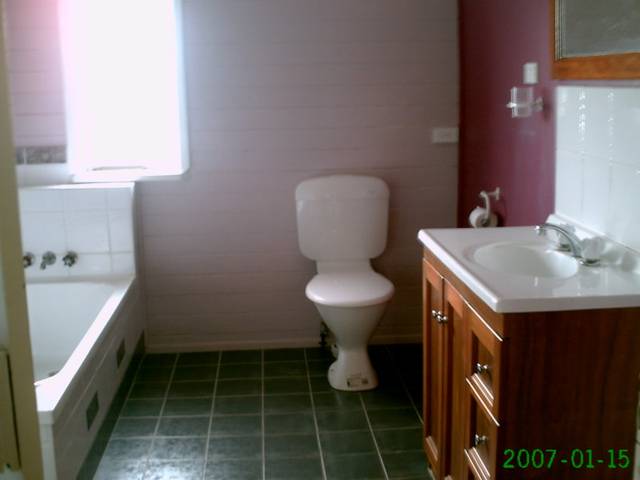 WELL MAINTAINED LARGE HOME Picture 3