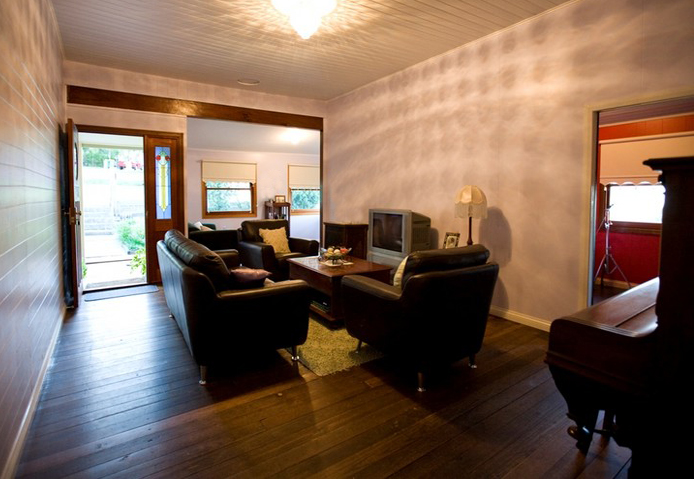 JUST LISTED Picture 3