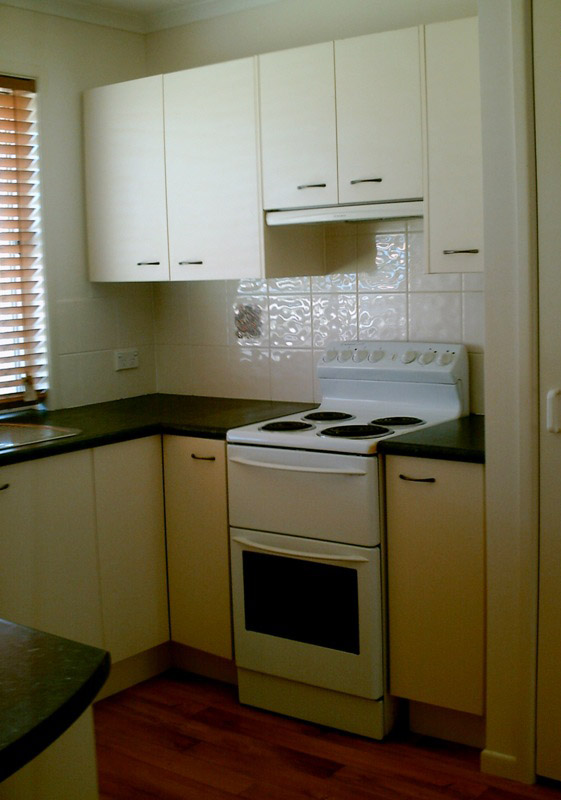 4 BEDROOM BRICK HOME ON THE SOUTHSIDE Picture 3