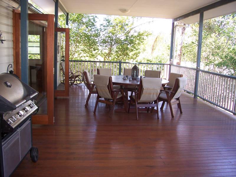 QUEENSLANDER WITH POOL Picture 3