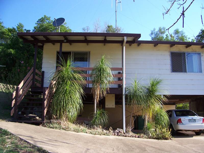 2 BEDROOM HOME WITH AIR CON Picture 1