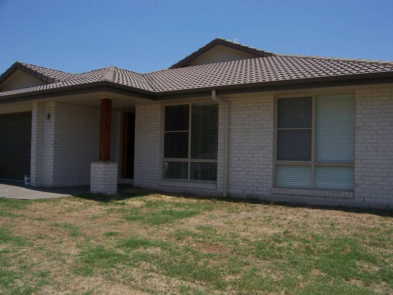 STYLISH 4 BEDROOM BRICK HOME Picture 1