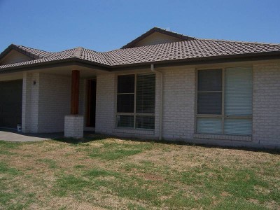 STYLISH 4 BEDROOM BRICK HOME Picture