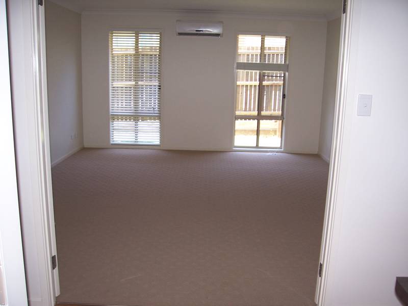 STYLISH 4 BEDROOM BRICK HOME Picture 3