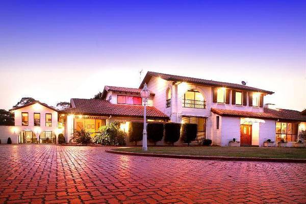 PRESTIGIOUS COUNTRY MANSION WITH DELIGHTFUL VIEWS, OVERLOOKING 26.5 ACRES Picture 1