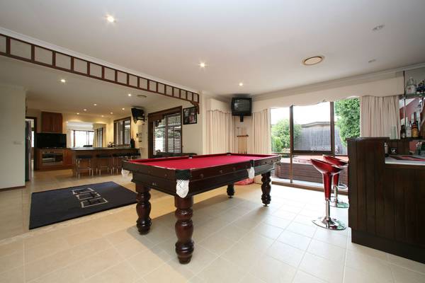 The Entertainer Picture 2