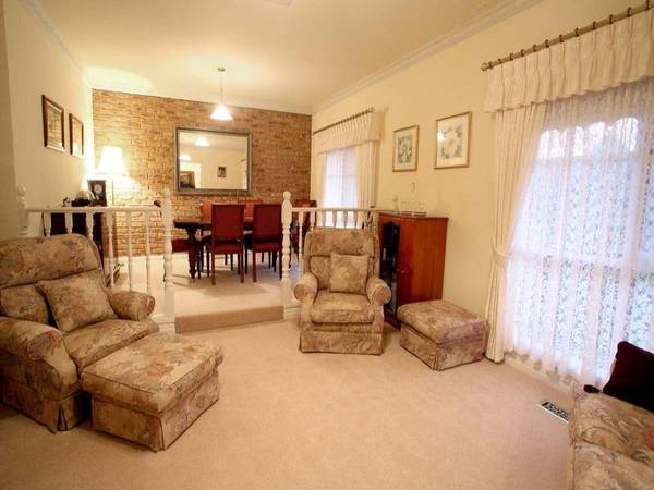 IMPRESSIVE FAMILY HOME IN SOUGHT AFTER LOCATION Picture 3