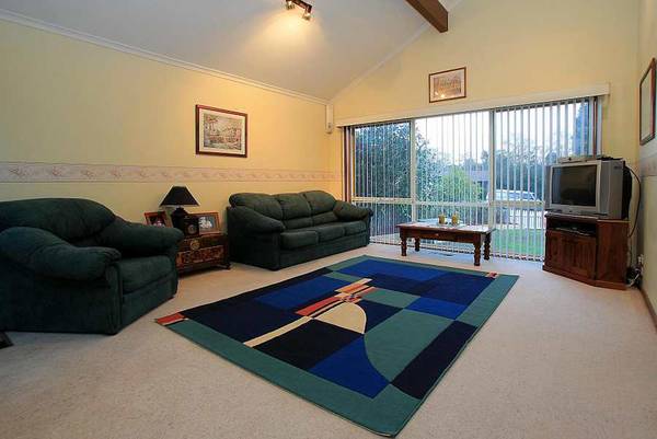 Commanding Home - Convenient Location Picture 3