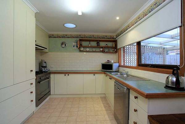 Commanding Home - Convenient Location Picture 2