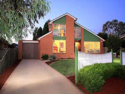 Commanding Home - Convenient Location Picture Commanding Home - Convenient Location Picture