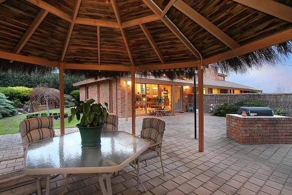 An Absolute Gem on ½ Acre Picture An Absolute Gem on ½ Acre Picture