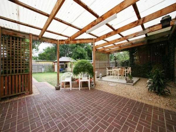 UNIQUE 4 BEDROOM HOME IN GREAT LOCATION Picture 3