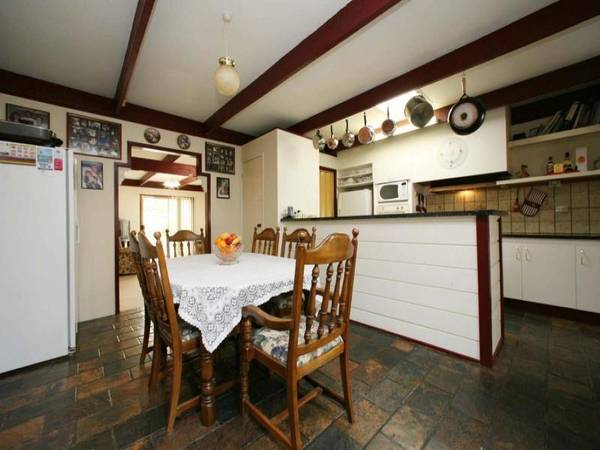 UNIQUE 4 BEDROOM HOME IN GREAT LOCATION Picture 2