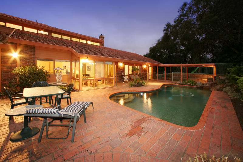 Contemporary Class on 1/3 Acre Picture 2