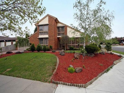 LARGE MULTI LEVEL 2 STOREY FAMILY HOME IN SOUGHT AFTER LAKESIDE LOCATION Picture