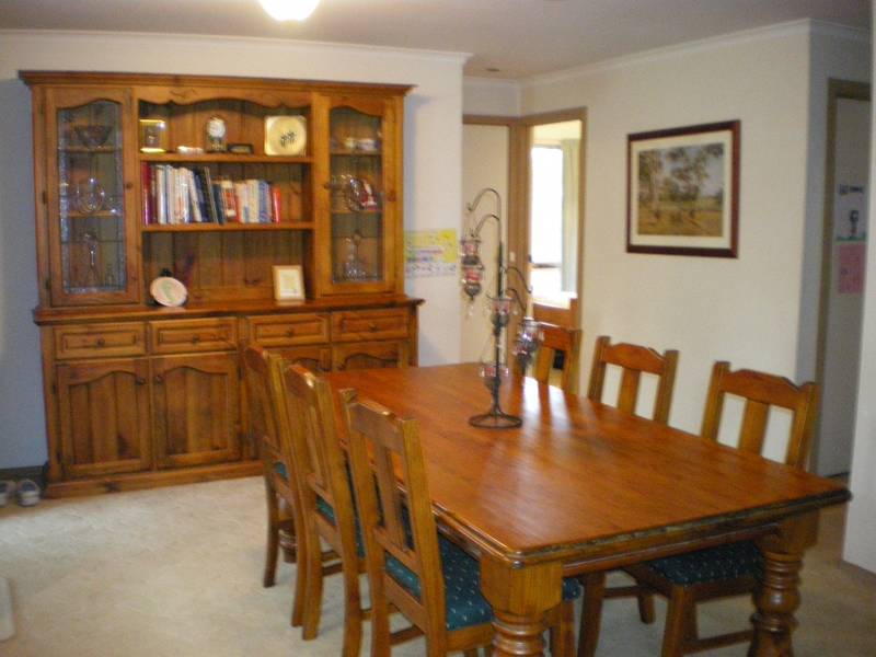 APPEALING & WELL PRESENTED HOME IN GREAT LOCATION Picture 2