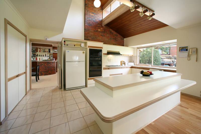 Classic Australian Comfort on ½ Acre Picture 2