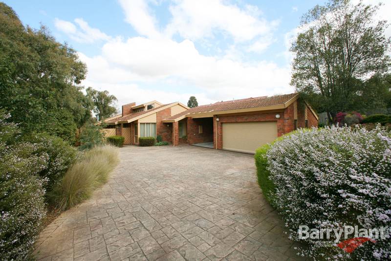 Classic Australian Comfort on ½ Acre Picture 1