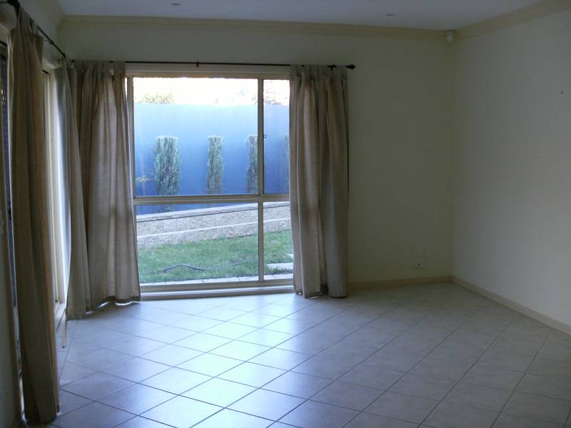 YOUNG & IMPRESSIVE UNIT IN GREAT LOCATION Picture 3