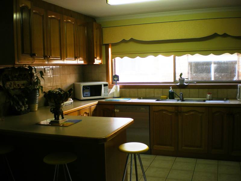 SPACIOUS FAMILY HOME IN GREAT LOCATION! Picture 2