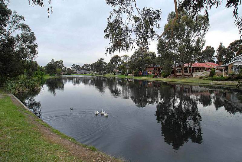 'The Lakes' - Waterfront Living Picture 2