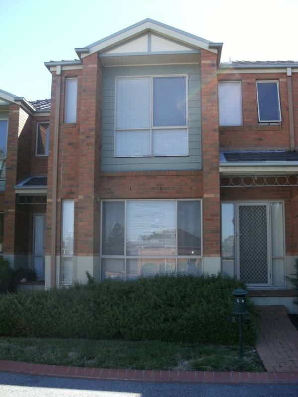 Near new townhouse Picture 1